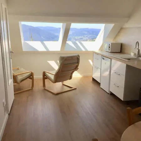 T2 1er Etage Droite Appartement *